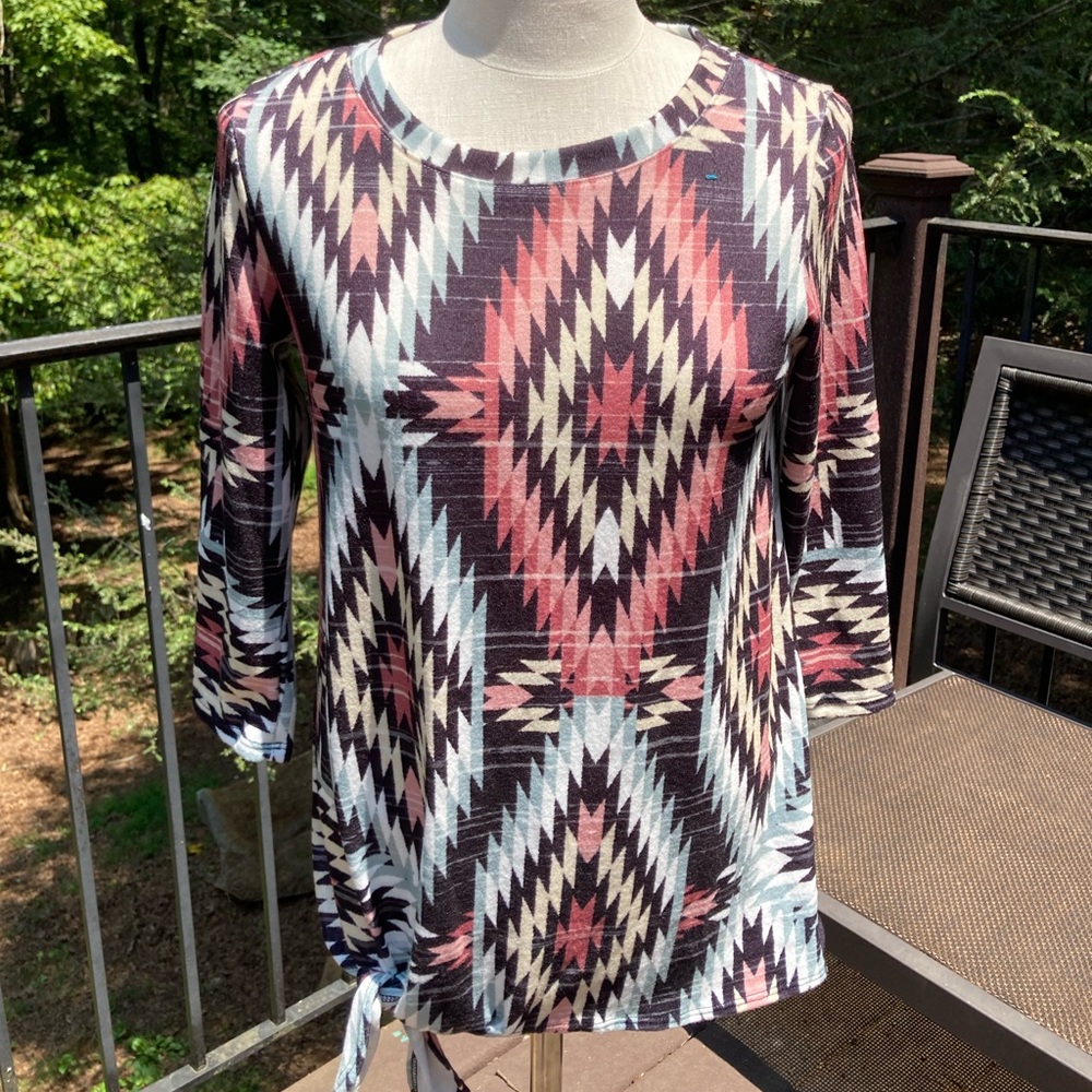 Avery Apparel Company red/blue southwestern themed 3/4 length top sz. S (C)